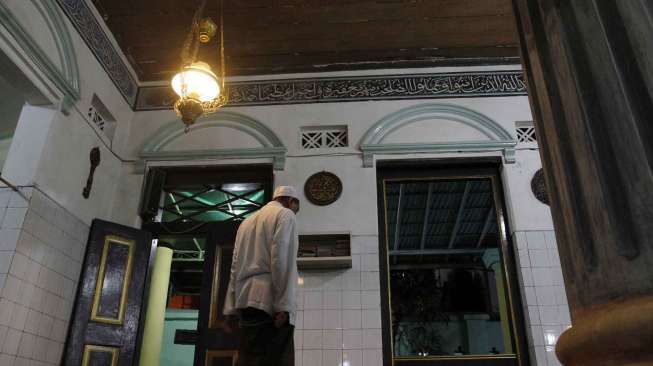 Masjid Jami' Annawier merupakan salah satu masjid tua yang terletak di Jalan Pekojan Raya No.71 Jakarta Barat, Selasa (1/7). [suara.com/Adrian Mahakam]