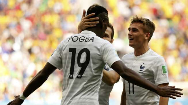 Gelandang Prancis Paul Pogba (19) merayakan golnya ke gawang Nigeria bersama rekan setimnya. (REUTERS/Siphiwe Sibeko)