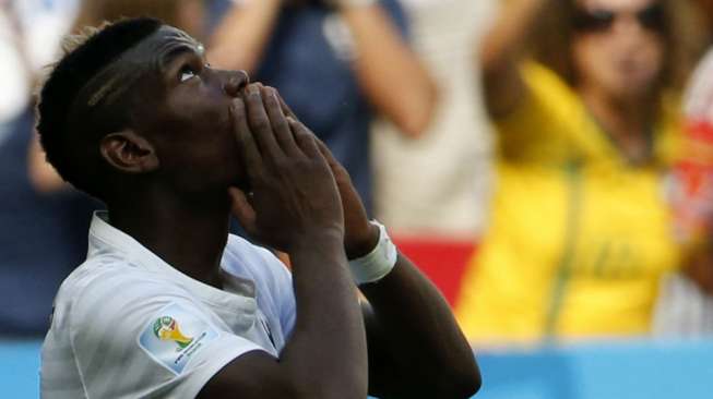 Gelandang Prancis Paul Pogba merayakan golnya ke gawang Nigeria.(REUTERS/Jorge Silva)