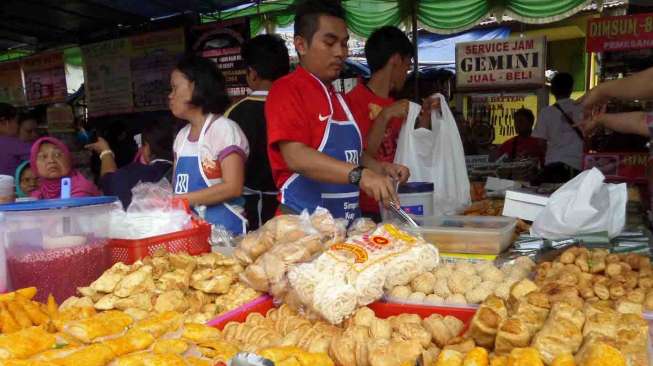 Suasana Pasar Benhil, Jakarta Pusat, dipenuhi para pedagang yang menjual beraneka macam takjil dan kuliner. [suara.com/Dinda Rachmawati]