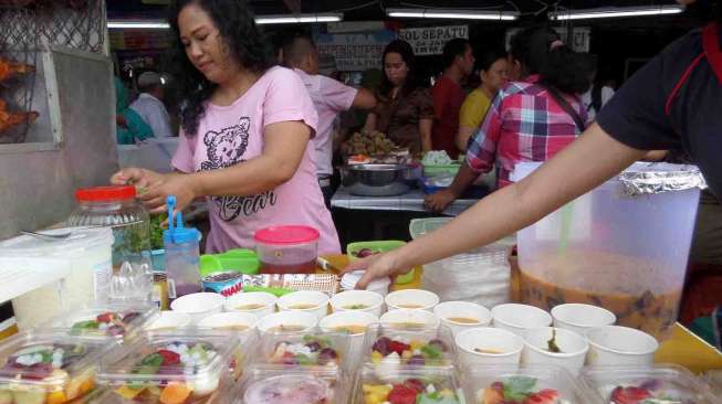 Suasana Pasar Benhil, Jakarta Pusat, dipenuhi para pedagang yang menjual beraneka macam takjil dan kuliner. [suara.com/Dinda Rachmawati]