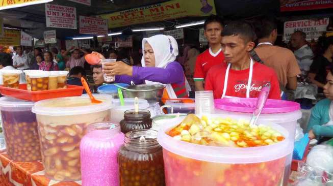 Suasana Pasar Benhil, Jakarta Pusat, dipenuhi para pedagang yang menjual beraneka macam takjil dan kuliner. [suara.com/Dinda Rachmawati]