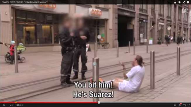 Video: Tiru Luis Suarez, Lelaki Ini Gigit Setiap Orang yang Dilihatnya