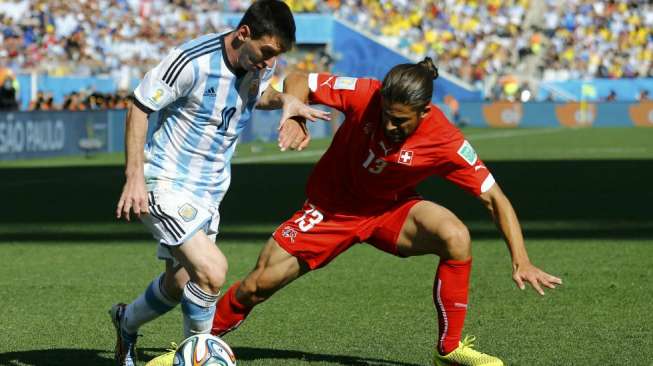 Kapten Argentina Lionel Messi (kiri) menocba melewati hadangan bek Swiss Ricardo Rodriguez.(REUTERS/Ivan Alvarado)