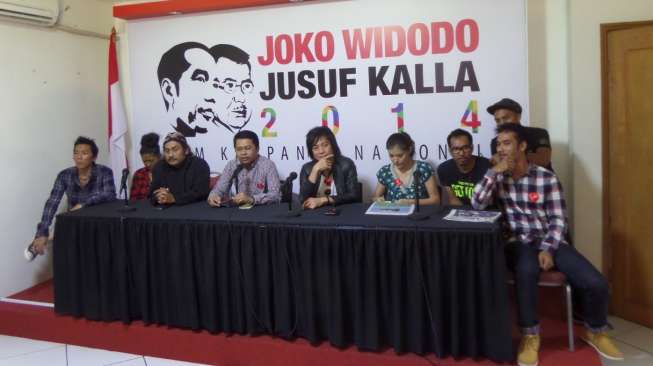 Grup band Slank konfrensi pers tentang akan digelarnya konser akbar bertajuk Konser 2 Jari pada Sabtu 5 Juli 2014, di Stadion Utama Gelora Bung Karno, di Posko Media Center, JKW4P, Jalan Cemara, Menteng, Rabu (2/7). [suara.com/Bagus Santosa]