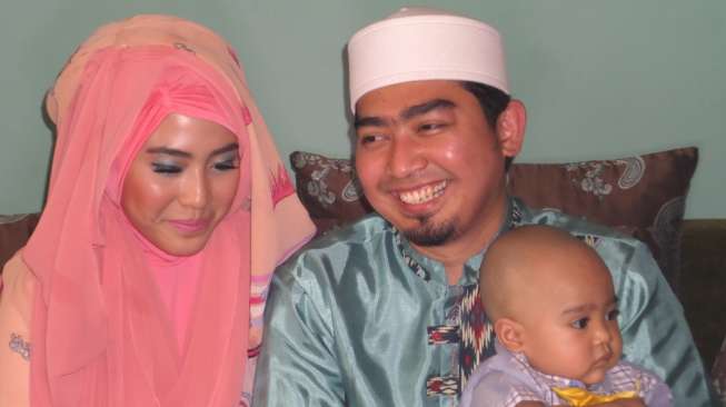 Pasangan Ustadz Solmed dan April Jasmine.  (suara.com/Yazir Farouk)