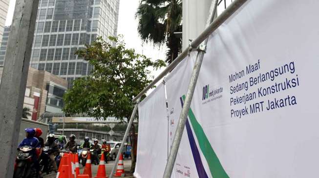Pemasangan konstruksi jembatan penyeberangan orang (JPO) sementara di depan Plaza Indonesia, Bundaran Hotel Indonesia sebagai pengganti JPO yang akan dibongkar di depan Hotel Pullman Jakarta, Kamis (3/7). [suara.com/Adrian Mahakam]