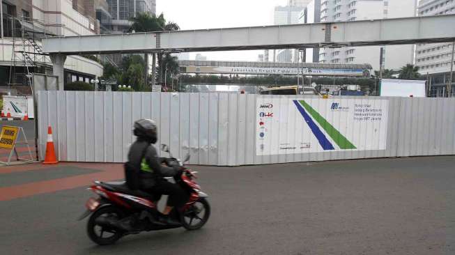 Pemasangan konstruksi jembatan penyeberangan orang (JPO) sementara di depan Plaza Indonesia, Bundaran Hotel Indonesia sebagai pengganti JPO yang akan dibongkar di depan Hotel Pullman Jakarta, Kamis (3/7). [suara.com/Adrian Mahakam]