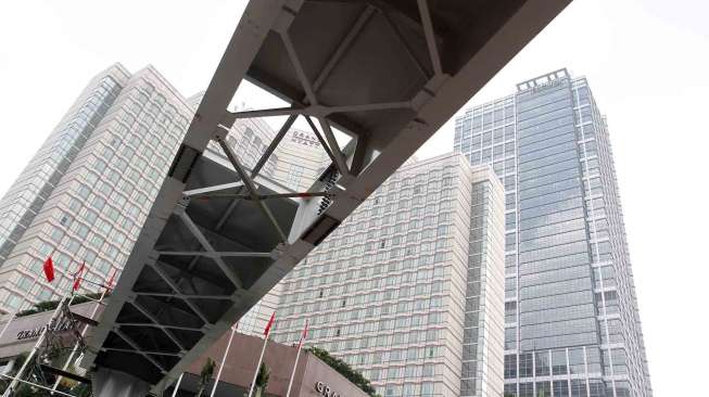 Pemasangan konstruksi jembatan penyeberangan orang (JPO) sementara di depan Plaza Indonesia, Bundaran Hotel Indonesia sebagai pengganti JPO yang akan dibongkar di depan Hotel Pullman Jakarta, Kamis (3/7). [suara.com/Adrian Mahakam]