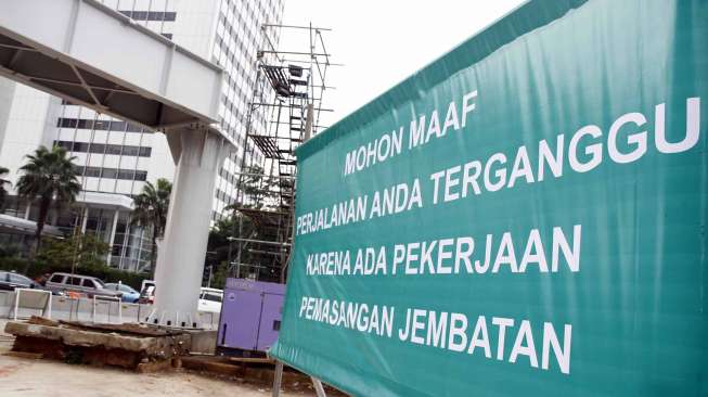 Pemasangan konstruksi jembatan penyeberangan orang (JPO) sementara di depan Plaza Indonesia, Bundaran Hotel Indonesia sebagai pengganti JPO yang akan dibongkar di depan Hotel Pullman Jakarta, Kamis (3/7). [suara.com/Adrian Mahakam]