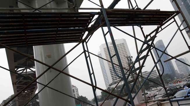 Pemasangan konstruksi jembatan penyeberangan orang (JPO) sementara di depan Plaza Indonesia, Bundaran Hotel Indonesia sebagai pengganti JPO yang akan dibongkar di depan Hotel Pullman Jakarta, Kamis (3/7). [suara.com/Adrian Mahakam]