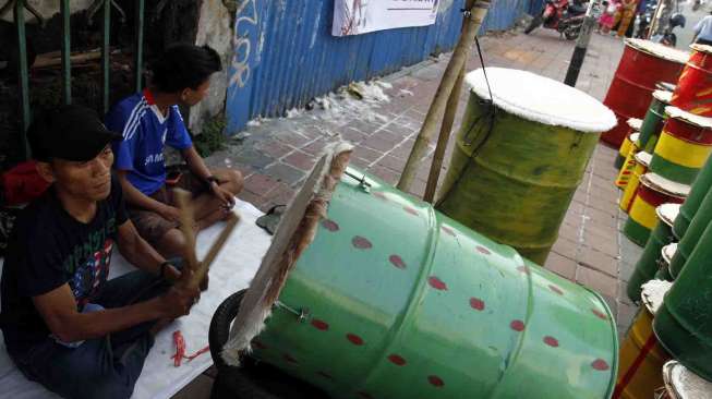 Penjual bedug musiman di sepanjang jalan K. H Mas Mansyur Tanah Aabang Jakarta, Kamis (3/7). [suara.com/Adrian Mahakam]