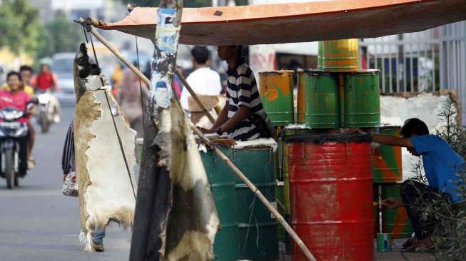 Penjual bedug musiman di sepanjang jalan K. H Mas Mansyur Tanah Abang Jakarta, Kamis (3/7). [suara.com/Adrian Mahakam]