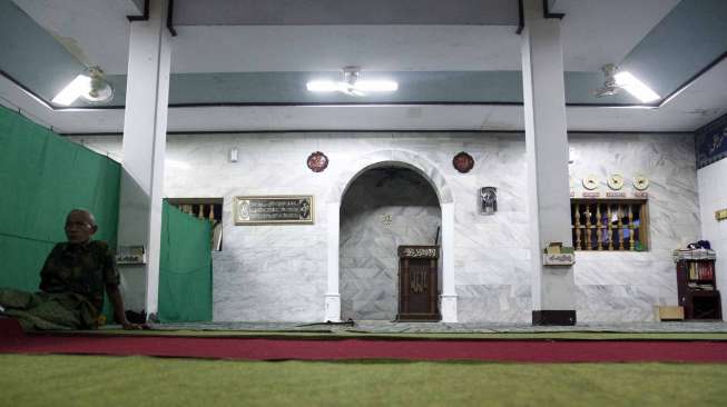 AL-Anshor, salah satu masjid tertua di Jakarta yang terletak di Jalan Pengukiran II, Pekojan, Kamis (3/7). [suara.com/Adrian Mahakam]