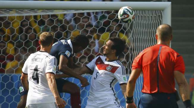 Pemain Jerman Mats Hummels menyundul bola ke arah gawang Prancis dalam laga perempat final di Stadion Maracana, Rio de Janeiro, (4/7). (Reuters/Kai Pfaffenbach)