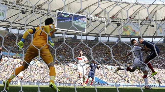 Pemain Jerman Mats Hummels menyundul bola ke arah gawang Prancis dalam laga perempat final di Stadion Maracana, Rio de Janeiro, (4/7). (Reuters/Darren Staples)