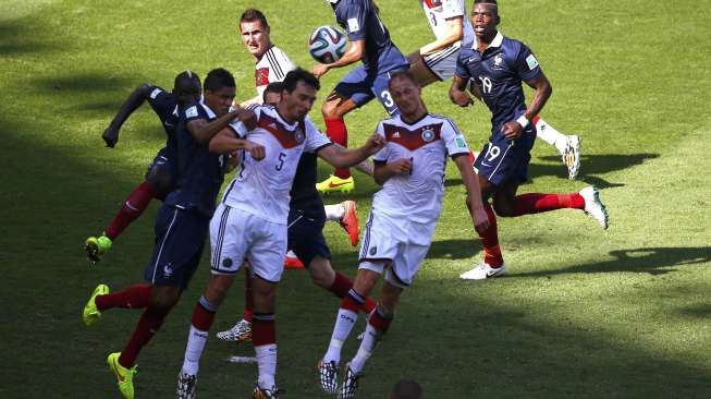 Pemain Jerman Mats Hummels menyundul bola ke arah gawang Prancis dalam laga perempat final di Stadion Maracana, Rio de Janeiro, (4/7). (Reuters/Ricardo Moraes)