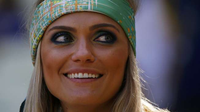 Seorang fans perempuan timnas Brasil di Stadion Castelao, Fortaleza, saat laga perempatfinal antara Brasil dan Kolombia, (5/7). (Reuters/Stefano Rellandini)