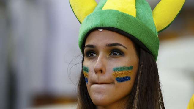 Seorang fans perempuan timnas Brasil di Stadion Castelao, Fortaleza, saat laga perempatfinal antara Brasil dan Kolombia, (5/7). (Reuters/Stefano Rellandini)