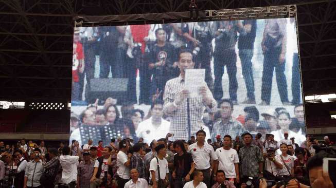 Pertunjukan musik gratis bertajuk \"Konser Salam 2 Jari, Rekatkan Kembali Tali Kebangsaan\" di Gelora Bung Karno Jakarta, Sabtu (5/7). [suara.com/Adrian Mahakam]