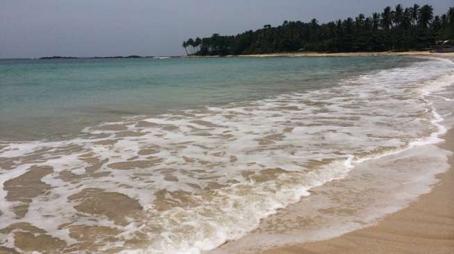 Wisatawan Dilarang Berenang di Pantai Sawarna