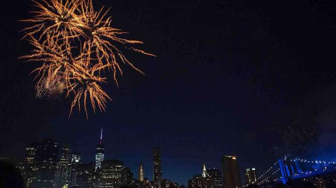 Suasana Pertunjukkan kembang api  pada perayaan Hari Kemerdekaan Amerika Serikat di  New York, Jumat (4/7).  [Reuters/Eric Thayer] 