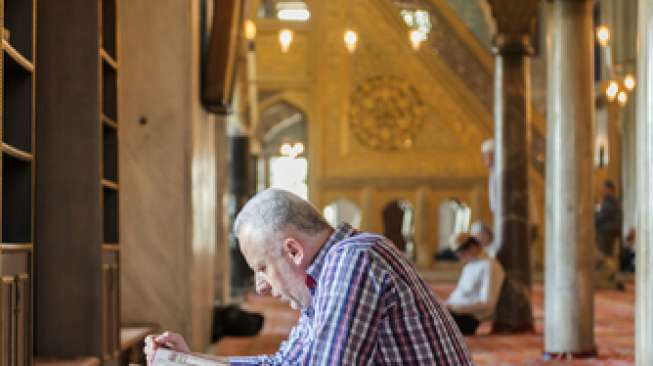 Seorang warga sedang i'tikaf di masjid. (Foto: shutterstock)