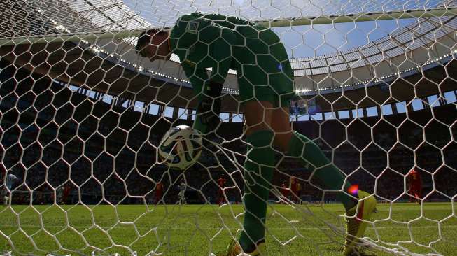 Penjaga gawang Belgia Thibaut Courtois memungut bola dari gawangnya [Reuters/Ueslei Marcelino]