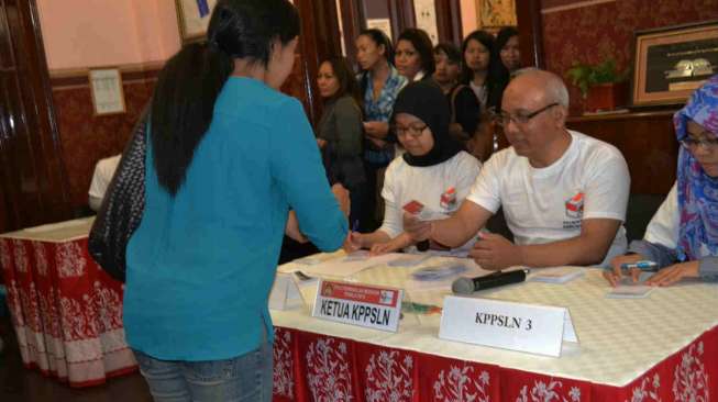 Warga Negara Indonesia di Rusia, melaksanakan Pemilihan Presiden 2014 di TPPSLN Moskow di KBRI Moskow, Rusia, Jumat (4/7). [Antara/KBRI-Moskow]