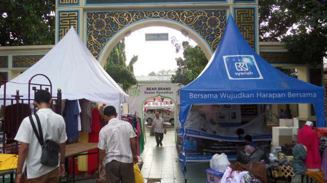 Masjid Sunda Kelapa, Jakarta Pusat, menjadi salah satu tempat favorit warga Jakarta untuk menunggu waktu Magrib selama Ramadan. (Suara.com/Dinda Rachmawati)