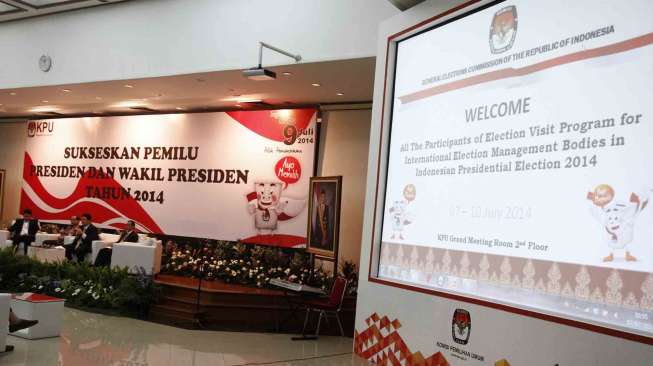 Election Visit Program in Indonesian Presidential Election 2014 di ruang sidang utama gedung KPU Jakarta, Senin (7/7). [suara.com/Adrian Mahakam]