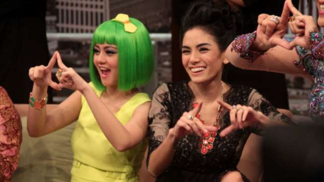 Jenita Janet dan Nikita Mirzani di acara talk show. (suara.com/Yazir)