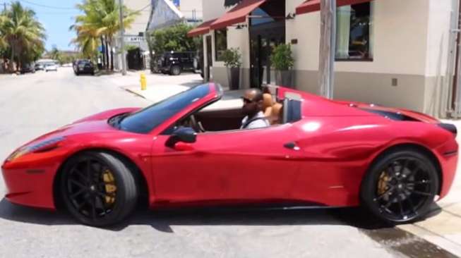 LeBron James Pamerkan Ferrari 458 Spider Miliknya