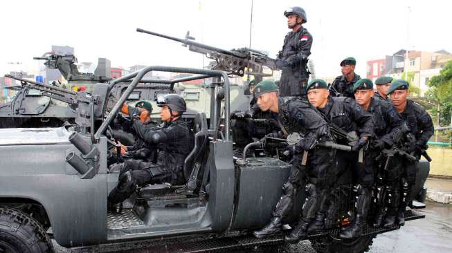 Personil Yonif 733/Raider mengikuti apel Gelar Siaga TNI dan Polri dalam rangka pengamanan pilpres 2014 di Lapangan Merdeka, Ambon, Maluku, Senin (7/7). [Antara/Izaac Mulyawan]