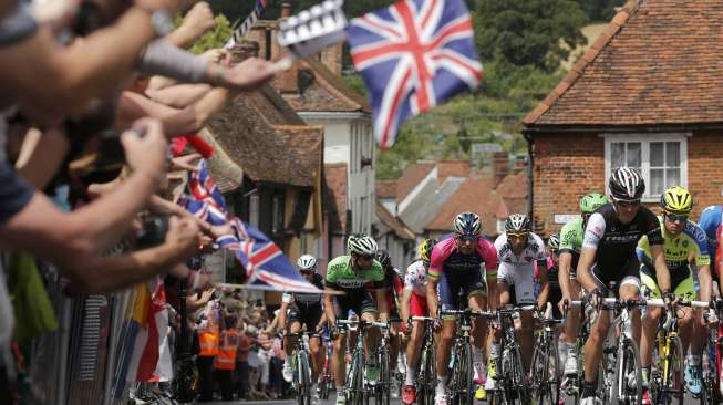 Hambatan Pebalap Tour de France: Penonton "Selfie" di Tengah Jalan