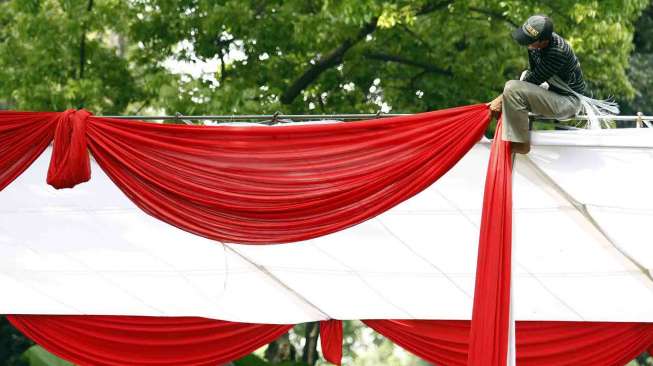 Persiapan tenda pilpres di TPS 17 & 18 di Taman Surapati untuk wilayah kelurahan Menteng, Jakarta, Selasa (8/7).  [suara.com/Adrian Mahakam]