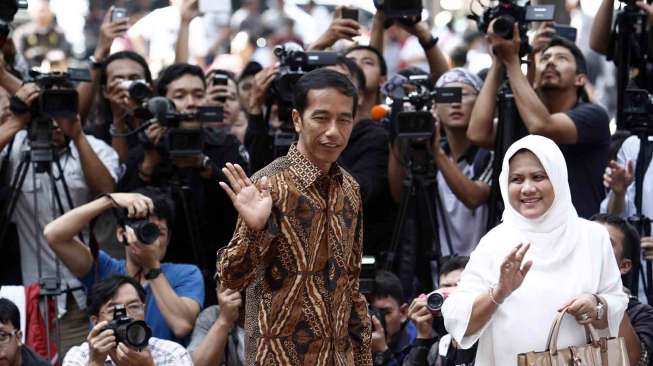 Calon Presiden nomor urut 2, Joko Widodo beserta Istri mencoblos di TPS 18 Kelurahan Menteng yang terletak di Taman Surapati Jakarta, Rabu (9/7). [suara.com/Adrian Mahakam]