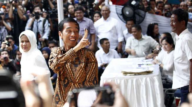 Calon Presiden nomor urut 2, Joko Widodo beserta Istri mencoblos di TPS 18 Kelurahan Menteng yang terletak di Taman Surapati Jakarta, Rabu (9/7). [suara.com/Adrian Mahakam]