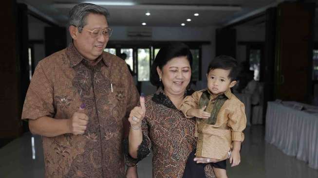 Presiden SBY bersama keluarga nyoblos Pilpres di Puri Cikeas Indah, Bogor Jakarta, Rabu (9/7). [Rumgapres/Abror]