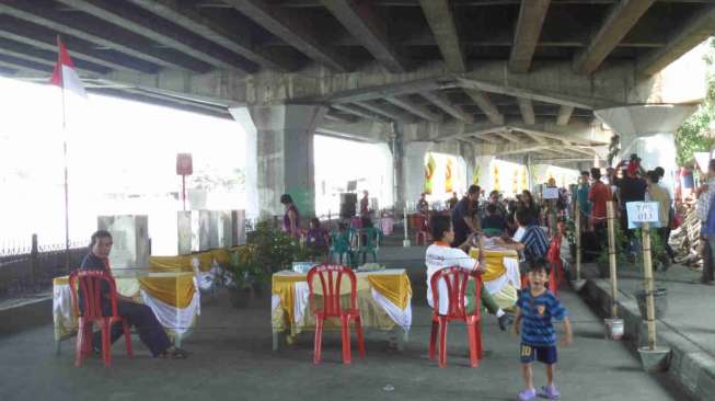 Tempat Pemungutan Suara (TPS) Deret di bawah layang tol Wiyoto Wiyono, Jakarta Utara. [suara.com/Dinda Rachmawati]