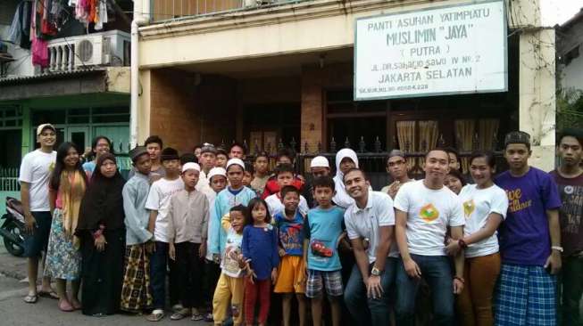 Aksi Kotak Oranye, Berbagi Kue Lebaran di Jakarta, Bali, dan Yogya