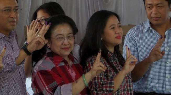 Difoto Media, Megawati Tunjukkan Salam Dua Jari