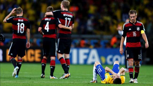 Pemain Brasil, Oscar, terbaring kecewa saat berakhirnya laga versus Jerman yang berakhir dengan kekalahan 1-7 timnya. [Reuters/Marcos Brindicci]