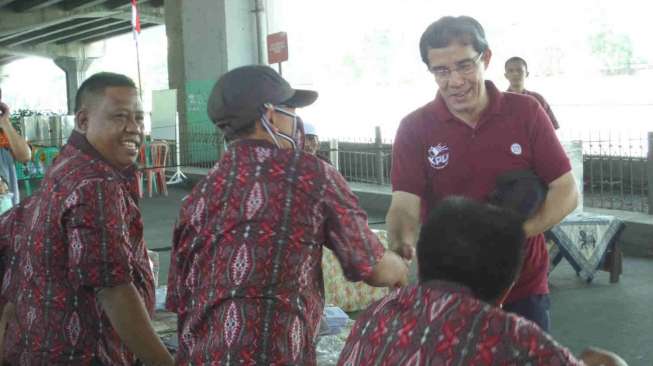 Komisioner KPU mengunjungi TPS Deret di bawah layang tol Wiyoto Wiyono, Jakarta Utara. [suara.com/Dinda Rachmawati]