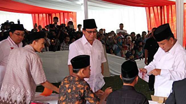 Prabowo nyoblos di TPS 02 Bojong Koneng, Hambalang, Bogor, Jawa Barat, Rabu, (9/7). [suara.com/Bowo Raharjo]