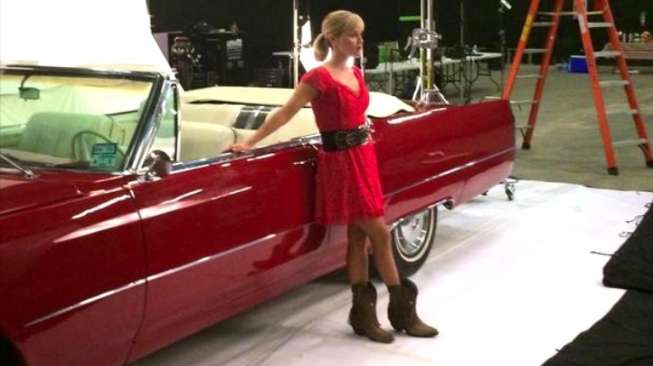 Reese Witherspoon Berpose dengan Cadillac Eldorado