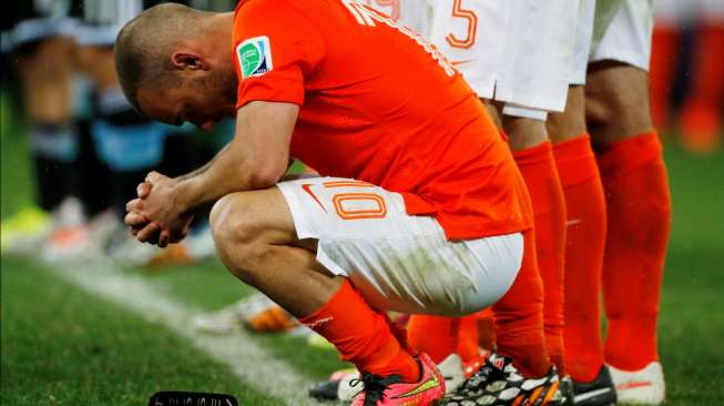 Reaksi kecewa Wesley Sneijder, Rabu (9/7/2014), saat tendangan penalti pertama Belanda ke gawang Argentina gagal. [Reuters/Sergio Moraes]