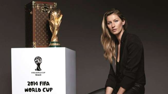 Gisele Bundchen dan trofi Piala Dunia FIFA. [FIFA.com]