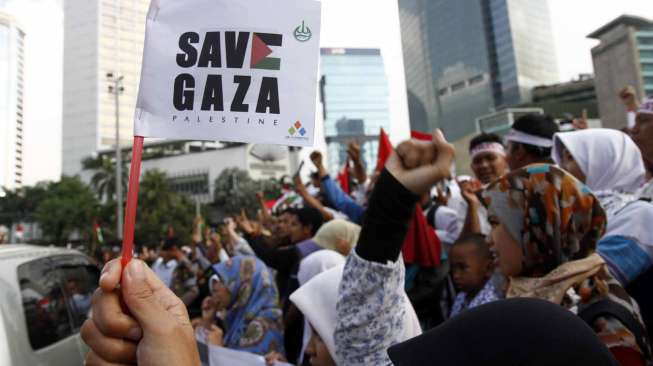 Aksi Kemanusiaan menolak agresi Israel terhadap Gaza di Bundaran HI, Jakarta, Jumat (11/7).  [suara.com/Adrian Mahakam]