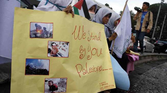 Aksi Kemanusiaan menolak agresi Israel terhadap Gaza di Bundaran HI, Jakarta, Jumat (11/7).  [suara.com/Adrian Mahakam]
